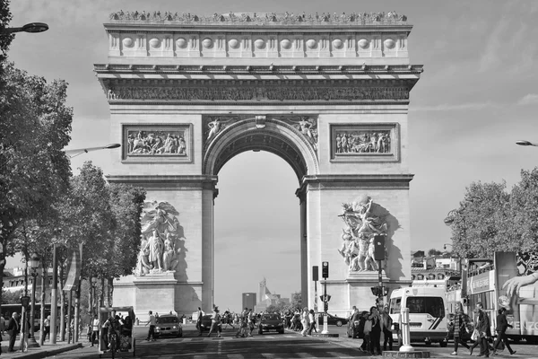 フランス2014年10月14日 シャンゼリゼ通りと凱旋門パリで最も有名な通りには1910Mがあり カフェ レストランがたくさんあります パリフランスで — ストック写真
