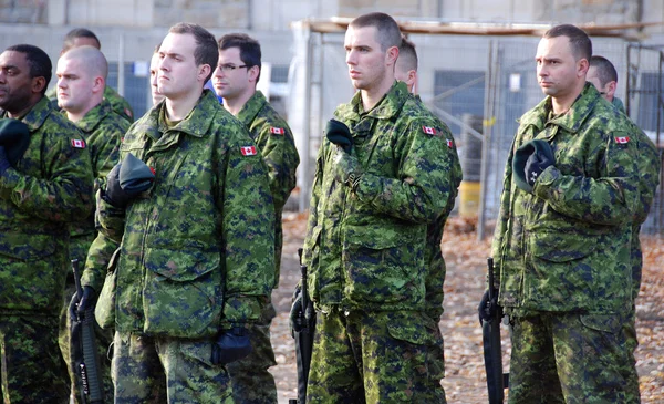 Montreal Kanada November Kanadai Katonák Egyenruhában Emlékezés Napjára 2011 November — Stock Fotó