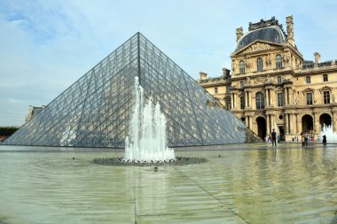 PARIS, FRANCE OCTOBER 20, 2014: Günbatımında Louvre Müzesi 'nde Ters Piramit' in (mimar Pei Cobb Freed) görüntüsü. 8.8 milyon yıllık ziyaretçiyle Louvre, dünya çapında en çok ziyaret edilen müze oldu.. 
