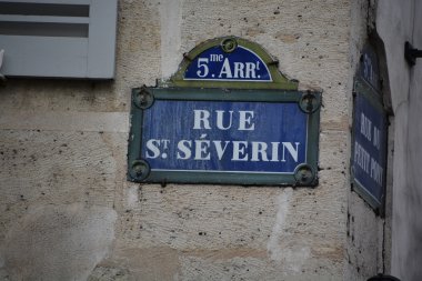 Şehrin merkezindeki ev.