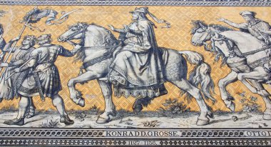 Dresden Almanya 25 Mayıs 2011: Kral Johann (John), Kral Albert, Kral Georg (George) Wilhelm Walter 'ın Furstenzug' u Dresden 'de. Dünyadaki en büyük fayans duvar resmi olan 25.000 porselenden oluşuyor. 