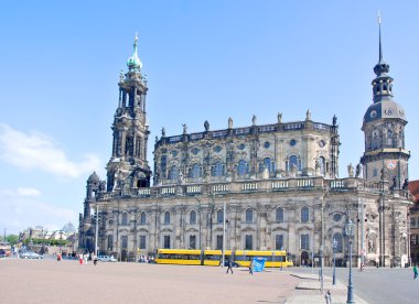 Hofkirche, 25 Mayıs 2010 'da Dresden' de Dresden 'in en önemli simgelerinden biri. 2. Dünya Savaşı sırasında Dresden' in bombalanması sırasında kilise yıkıldı..