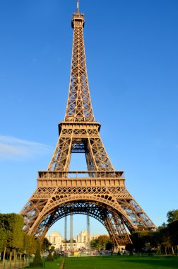 PARIS, FRANCE OKTOBER 14: Eiffel Kulesi (Tour Eiffel) 14 Ekim 2013 'te Paris, Fransa' da. Dünya Fuarı için 1887 ve 1889 yılları arasında inşa edilmiştir (Fuar 1889).).