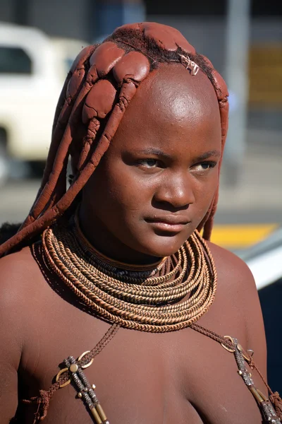 2014 ナミビア スワコップムンド ひんば族から正体不明の女性 ひんば族が北部ナミビア 2014 日に南西アフリカのクネネ州に住んでいる先住民族です — ストック写真