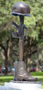 Şehir parkındaki savaş anıtı