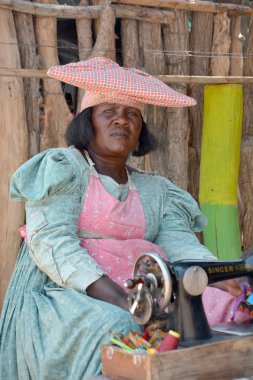 Kaokoland Namibia 14 Ekim: Bilinmeyen Kahraman Kadın 14 Ekim 2014 tarihinde Opuwo yakınlarında geleneksel giysiler içinde. Namibya. Bugün 240.000 üyeyle birlikte Bantu grubuna mensup olan Herero.. 