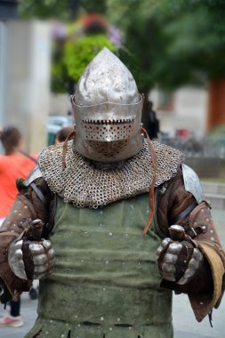 Montreal Kanada 30 Ağustos: İnsanlar, 30 Ağustos 2014 tarihinde Montreal Kanada 'da yeni Tv dizisi Moyen Age Quebec Ortaçağ' ın tanıtımı için orta yaşlı kişiler olarak giyiniyorlar.