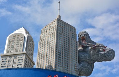 Myrtle Beach South Carolina 29 Haziran 2016: Hollywood Wax Museum Entertainment Center 'daki Empire State binasında dev King Kong