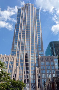 Charlotte North Carolina 20 Haziran 2016: Kuzey Carolina 'daki Hearst Tower 47 katlı bir gökdelendir ve Charlotte' un Bank of America tarafından işletilen üçüncü en yüksek binasıdır..