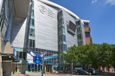 Şehrin büyük modern stadyumu.