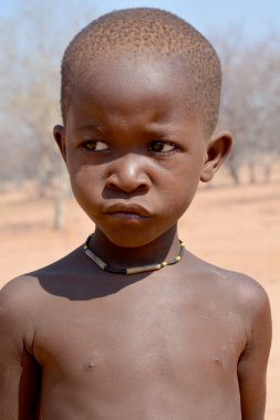  Khorixas, Namibya 09 Ekim 2014: Tanımlanamayan çocuk Himba kabilesi. Himba, Güney-Batı Afrika 'nın Kunene bölgesinde, Kuzey Namibya' da yaşayan yerli halktır.