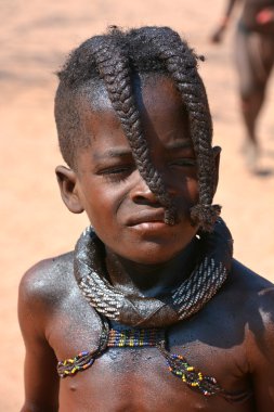 Khorixas, Namibya 09 Ekim 2014: Tanımlanamayan çocuk Himba kabilesi. Himba, Güney-Batı Afrika 'nın Kunene bölgesinde, Kuzey Namibya' da yaşayan yerli halktır.