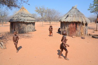 Khorixas, Namibya 09 Ekim 2014: Himba evleri. Himba, Güney-Batı Afrika 'nın Kunene bölgesinde, Kuzey Namibya' da yaşayan yerli halktır. 