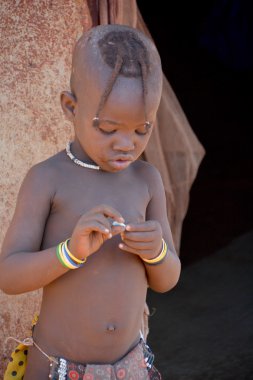 Khorixas, Namibya 09 Ekim 2014: Tanımlanamayan çocuk Himba kabilesi. Himba, Güney-Batı Afrika 'nın Kunene bölgesinde, Kuzey Namibya' da yaşayan yerli halktır.