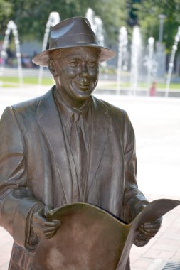 Şehirde ünlü bir adamın heykeli