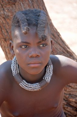 Khorixas, Namibya 09 Ekim 2014: Tanımlanamayan kadın Himba kabilesi. Himba, Güney-Batı Afrika 'nın Kunene bölgesinde, Kuzey Namibya' da yaşayan yerli halktır. 