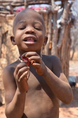 Khorixas, Namibya 09 Ekim 2014: Tanımlanamayan çocuk Himba kabilesi. Himba, Güney-Batı Afrika 'nın Kunene bölgesinde, Kuzey Namibya' da yaşayan yerli halktır.