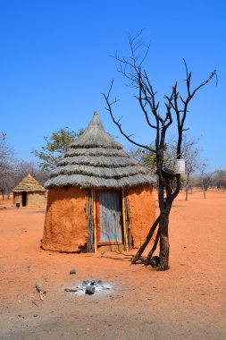 Khorixas, Namibya 09 Ekim 2014: Himba Evi. Himba, Güney-Batı Afrika 'nın Kunene bölgesinde, Kuzey Namibya' da yaşayan yerli halktır. 