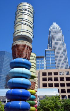 Charlotte North Carolina 20 Haziran 2016: Bank of America Corporate Center, Carolinas 'ın en yüksek binasıdır ve Philadelphia ile Atlanta arasındaki en uzun binadır. 