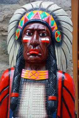 Quebec Şehri Kanada 28 Ağustos: Sokak Sanatı Kızılderili savaşçısı 28 Ağustos 2014 tarihinde Quebec City Canada 'ya canlı olarak geldi