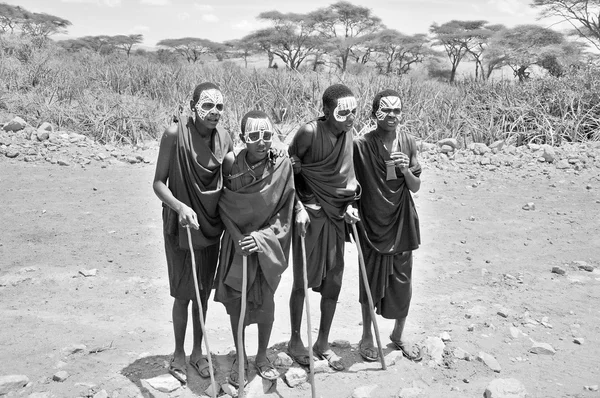 Serengeti Tanzania Ottobre Giovani Masai Moran Non Identificati Indossano Nero — Foto Stock