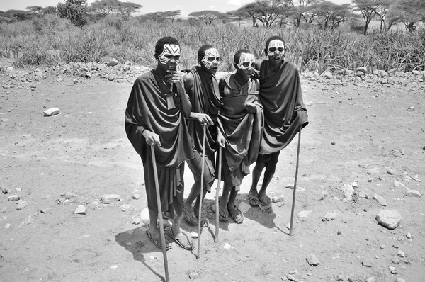 Serengeti Tanzania Octubre Hombres Masai Jóvenes Identificados Moran Visten Negro —  Fotos de Stock