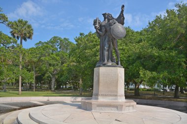 Charleston Sc Usa 06: 24 2016: Charleston Fort Sumter Konfederasyon Anıtı, White Point Garden 'ın güneydoğu köşesindeki Charleston yarımadasının güney ucunda duruyor..