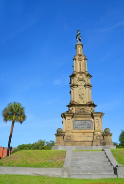 Savannah Georgia Usa 06: 29 2016: Konfederasyon anıtları, askerlerinin savaşa gitmeden önce eğitim gördüğü Savannah Forsyth Park 'ta duruyor. Bu etkileyici anıt iç savaş gazilerini onurlandırdı.