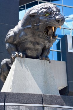 Charlotte North Carolina 21 Haziran 2016: Carolina Panteri 'nin bronz heykeli ev sahibi oldukları Bank of America Stadyumu önünde.