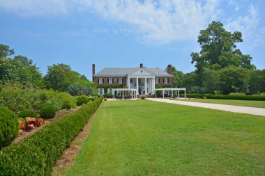 Charleston Güney Carolina 28 Haziran 2016: Mount Pleasant 'taki Boone Hall Çiftliği' nin ana evi, kayıp orijinal evin yerini alan büyük bir Koloni Diriliş çiftlik evi içeriyor. 