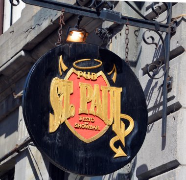 Montreal Kanada 26 Haziran: Bar tabelası, bar Montreal yerlileri ve turistler için favori mekan. Montreal, Quebec, Kanada 26 Haziran 2014 