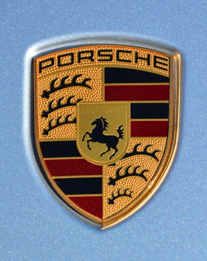 Montreal Canada Eylül 02 2014: Porsche amblemi mavi arka planda. Ferdinand Porsche şirketi 1931 yılında Stuttgart 'ın merkezinde ana ofislerle kurdu..