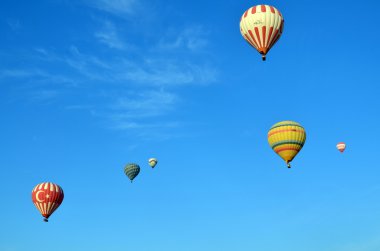 GOREME, TURKEY - OKTOBER 02: Kapadokya üzerinde uçan sıcak hava balonu, Ekim 2013 'te Goreme, Kapadokya, Türkiye' de sıcak hava balonları ile uçmak için en iyi yerlerden biri olarak bilinir.. 