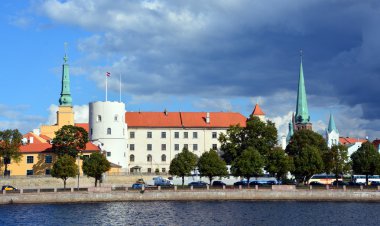 Riga Letonya 09 22 2015: Riga Castle Riga'da Daugava Nehri kıyısında bir kale, kale 1330 kurulmuştur. Bu yapı iyice 1497 ve 1515 arasında yeniden inşa edildi.
