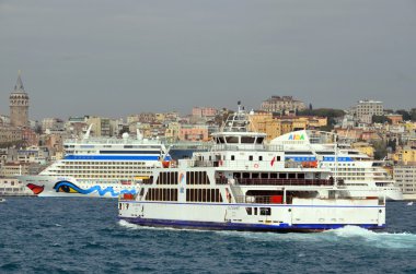 İstanbul, Türkiye 5 Ekim 2013: İstanbul, Türkiye 'de Yeni Cami ve Galata Köprüsü yakınlarındaki Eminonu Limanı' nda feribot gezisi. Eminonu limanı İstanbul 'da feribot için büyük bir rıhtım.. 