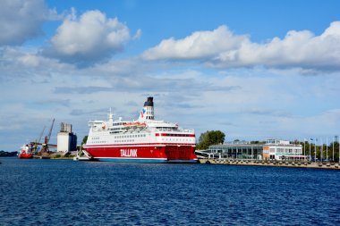 Riga Letonya 09 18 2015: Tallink şu anda Estonya 'dan Finlandiya' ya, İsveç 'ten İsveç' e ve Finlandiya 'dan İsveç' e Baltık Denizi kruvazörleri ve ropax gemileri işleten Estonyalı bir nakliye şirketidir.