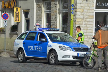 Tallinn Estonya 18 Eylül 2015: Tallinn City Belediyesi Polis Departmanı arabası. Estonya Polisi ve Sınır Koruma Kurulu bir hükümet teşkilatıdır.