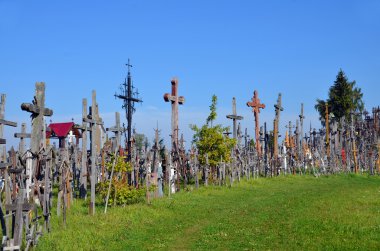 Siauliai, Litvanya 15 Eylül 2015: Litvanya bayrağı ve 400.000 'den fazla haç ve haçlı tepe manzarası, 1800' lere çapraz iz bırakma geleneği olduğu düşünülen