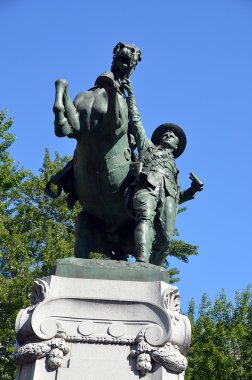 Parkta at taşıyan bir adam heykeli