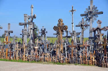 Siauliai, Litvanya 15 Eylül 2015: Görünüm tepenin haçlar dört yüz binin üzerinde haçlar ve bir haç koyarak geleneği düşünülmektedir haç ile 1800'lerin izlerini.