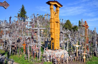 Siauliai, Litvanya 15 Eylül 2015: Görünüm tepenin haçlar dört yüz binin üzerinde haçlar ve bir haç koyarak geleneği düşünülmektedir haç ile 1800'lerin izlerini.