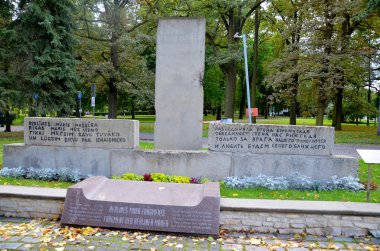 Riga Letonya 09-18 2015: Berlin Duvarı 'nın bir bölümü Letonya' nın Riga kentindeki Kronvalds parkına, eski Komünist Parti Merkez Komitesi binasının önüne yerleştirildi.
