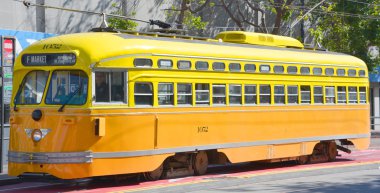 San Francisco Ca Usa 16 Nisan 2015 tarihinde San Fransisco Ca Usa 'da yolcu taşıyan tarihi sokak arabası. San Francisco sokak arabaları Wolrd 'un her yerinden gelir..