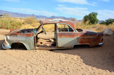 Çöldeki eski araba.