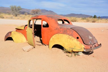 Çölde turuncu araba.