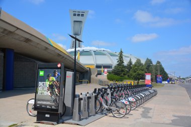 Montreal Kanada 08 Ağustos 2015. Bixi, Montreal Olimpiyat Stadyumu ve kulesinin önünde duruyor. Dünyanın en yüksek eğimli kulesi. Olimpiyat turu 175 metre uzunluğunda ve 45 derecelik açıyla yapılıyor. 