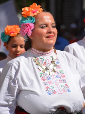 Montreal Qubec Canada 08 01: 2015: Bulgar halk dansçıları Bulgaristan 'ın halk müziği özellikleriyle yakından ilişkili asimetrik metre,' hızlı 've' yavaş 'kombinasyonları ise' yavaş 'ritmi oluşturuyor