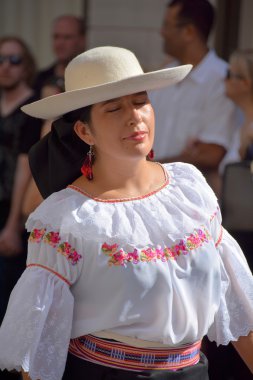 Montreal Quebec Kanada 1 Ağustos 2015: Latin Amerika 'da hayatın bu yönüyle renkli El Salvador Folklor Dansı.