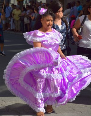 Montreal Quebec Kanada 1 Ağustos 2015: Latin Amerika 'da hayatın bu yönüyle renkli El Salvador Folklor Dansı.