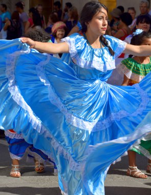 Montreal Quebec Kanada 1 Ağustos 2015: Latin dansları Güney ve Orta Amerika 'daki çok farklı ülkelerden gelmektedir ve bunların çoğu bu bölgenin çok ötesindeki etkilere sahiptir..